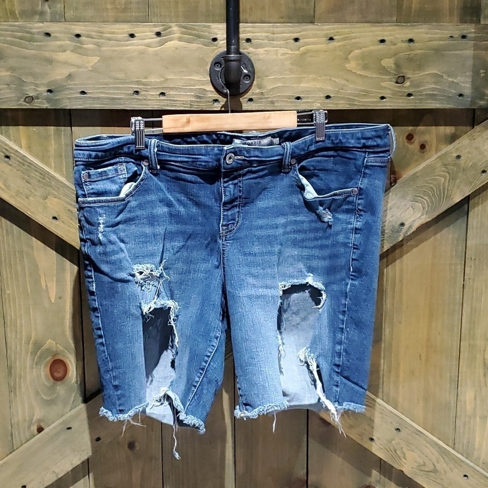 TORRID FIRST AT FIT DISTRESSED DENIM SHORTS SIZE 22 Ripped Stretch Plus Street